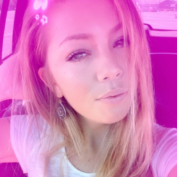 Meet your Posher, Courtney - Picture 1 of 1