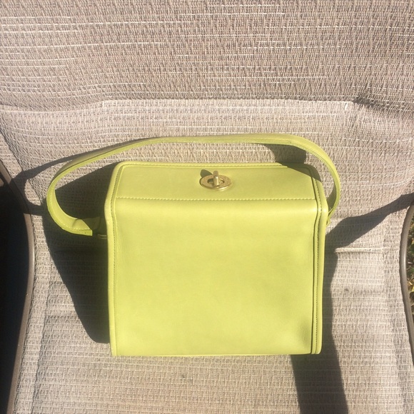 💚🍀SALE🍀💚Adorable Lime Green COACH Geometric