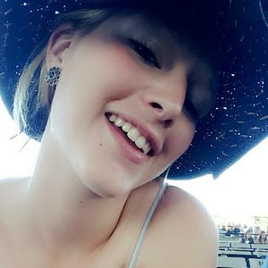 Meet your Posher, Larissa