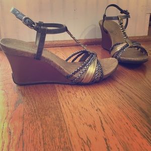 Dressy sandals with wedge heels in gold and silver