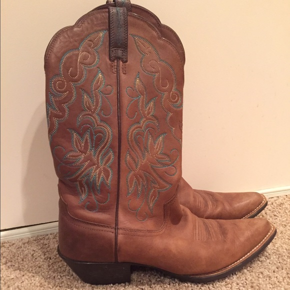 Gently used, practically new Ariat cowboy boots