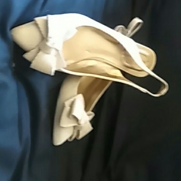 Bandolino cream womens heels