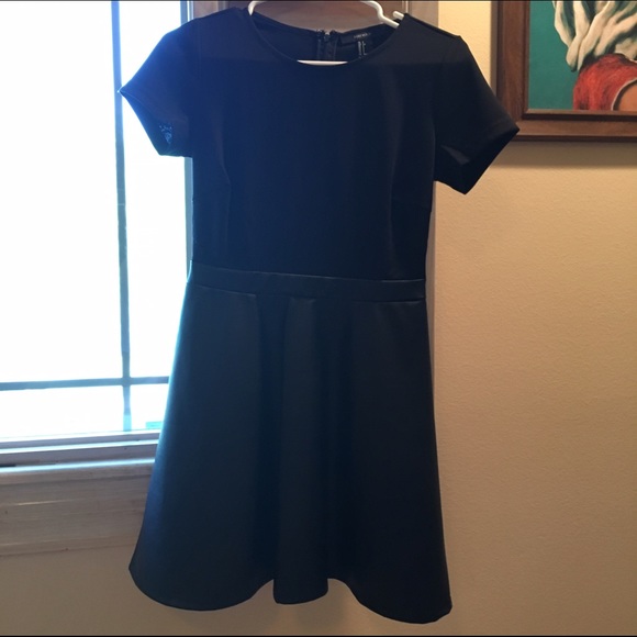 Cute black dress 🤓 - Picture 1 of 2
