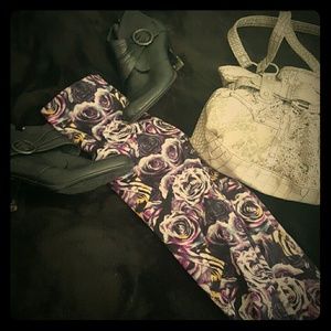 Beautiful purple rose leggings