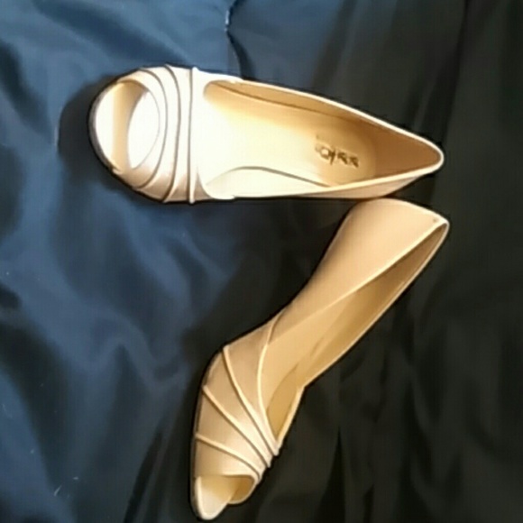 Coach and more cream pumps