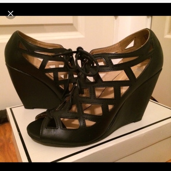 MIA cutout wedge