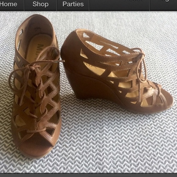 MIA cutout wedge