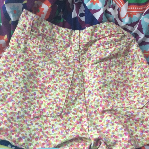 Retro High Waisted Shorts - Picture 4 of 4