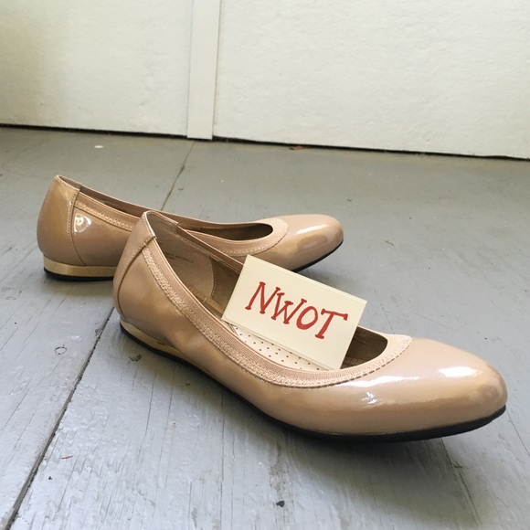 NWOT Me Too nude patent flat with gold heel
