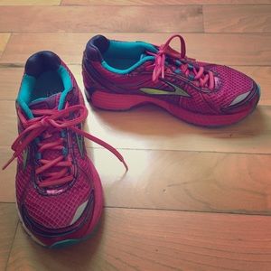 Brooks Adrenaline GTS sneakers EUC