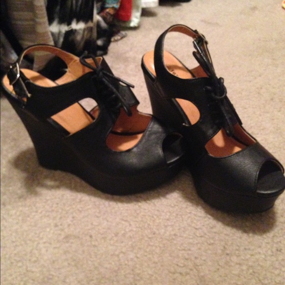 Black wedges