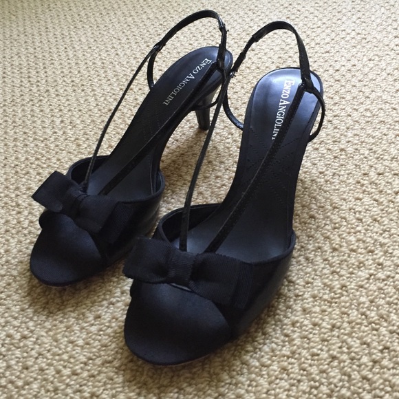 Kitten heals with bow detailing