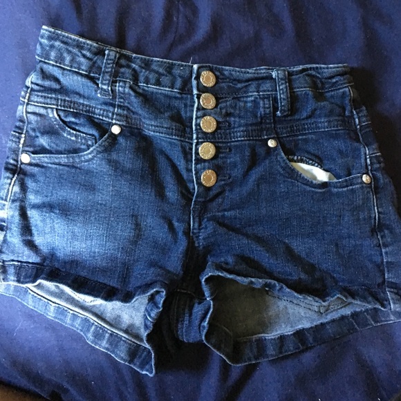 Premium Almost Famous High Rise Shorts - Picture 3 of 4
