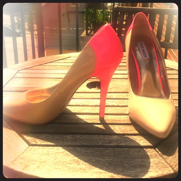 🎄Christmas sale. nude heels with hot pink backs.