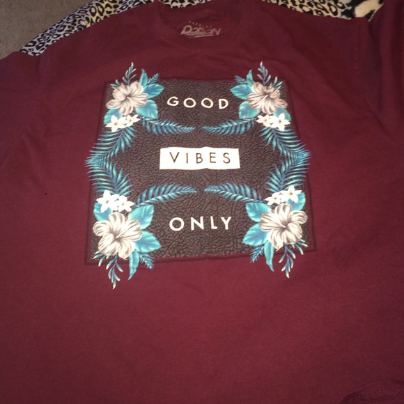 Mens maroon "good vibes only shirt "
