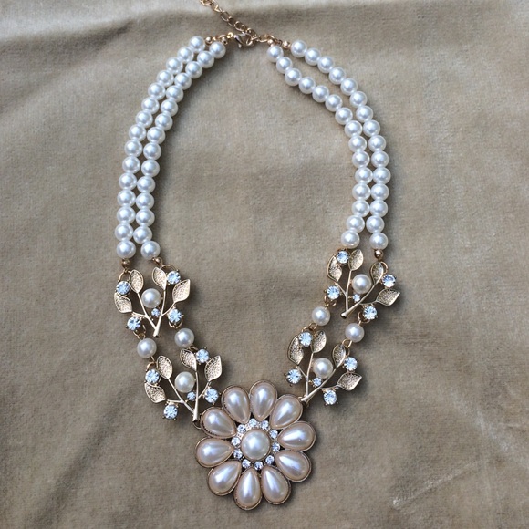 Faux Pearl Bib Necklace 16-18" - Picture 1 of 4