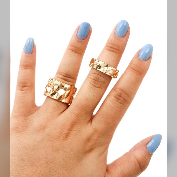 2 gold tone stretch rings. - Picture 2 of 2