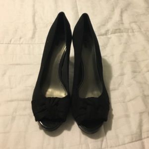 Peep toe black pumps