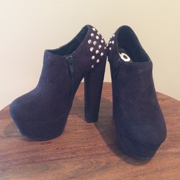Black faux suede platform booties size 5