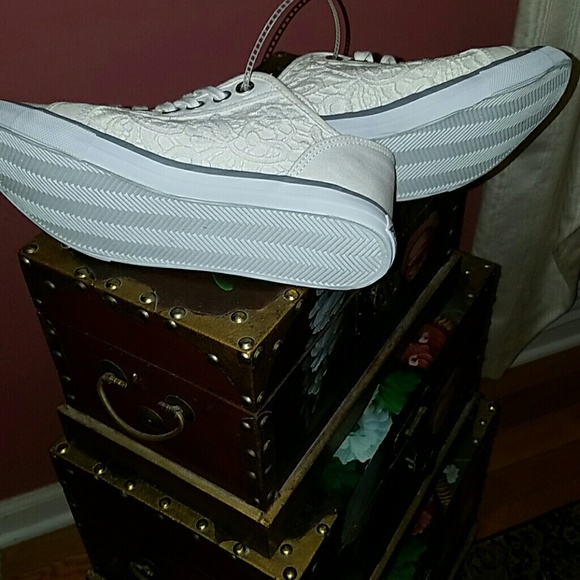 ***SOLD***SAM EDELMAN CROCHETED SNEAKERS - Picture 2 of 4