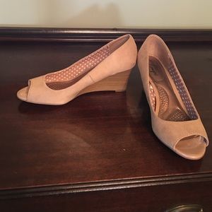 Super Cute Nude Wedges