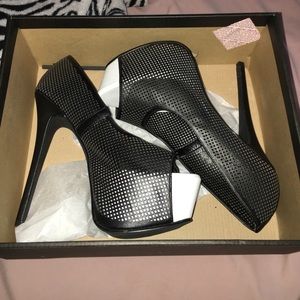 Black pumps with a white peep toe