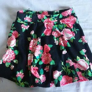 cute trendy mini skirt w/ floral design