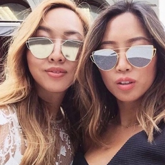 💟Rose Gold Mirrored Sunglasses💟 - Picture 3 of 4