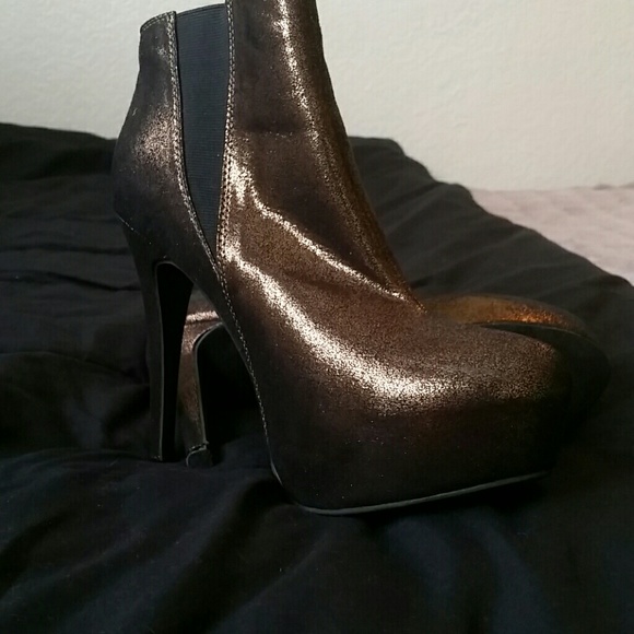 High heeled ankle boots. - Picture 2 of 2