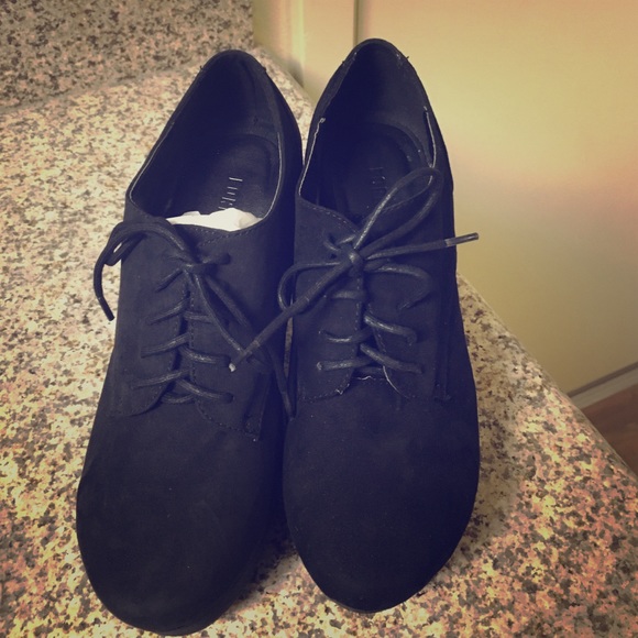 Black wedges