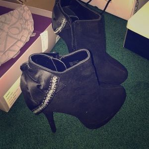 Black heels with bow in the back with rhinestones