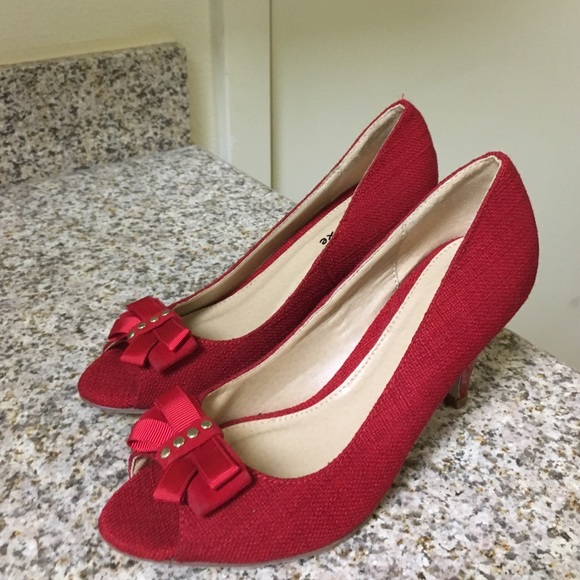 Red pumps - Picture 2 of 3