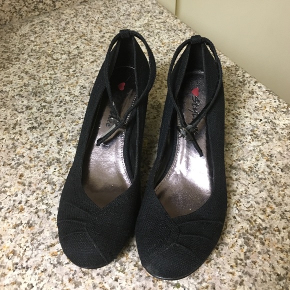 Black wedges