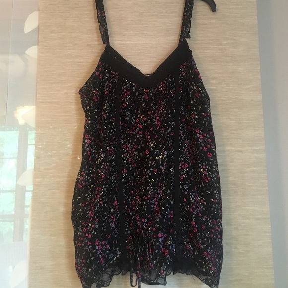 Flower Detailed Spaghetti Trap Top