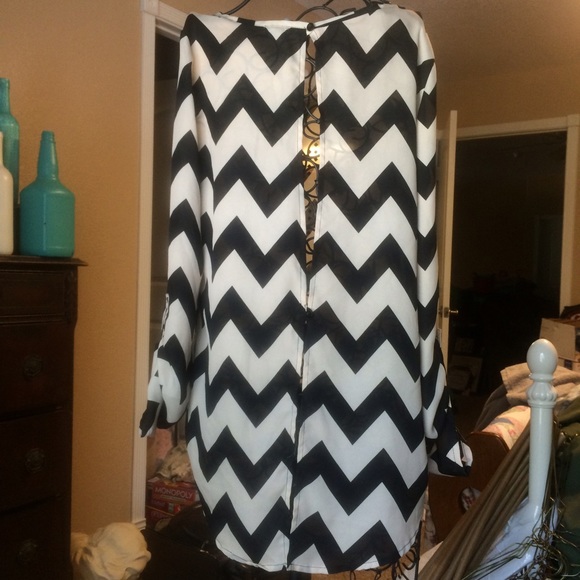 Adorable Chevron Print Top with Open Back Detail - Picture 2 of 4