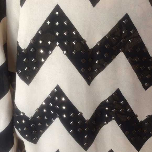 Adorable Chevron Print Top with Open Back Detail - Picture 3 of 4