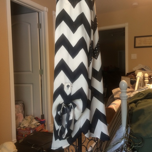 Adorable Chevron Print Top with Open Back Detail - Picture 4 of 4