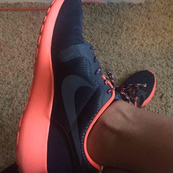 Nike Shoes - ☘Women's Nike Roshe Run☘