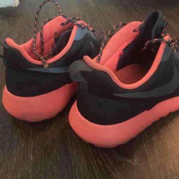 ☘Women's Nike Roshe Run☘ - Picture 2 of 4