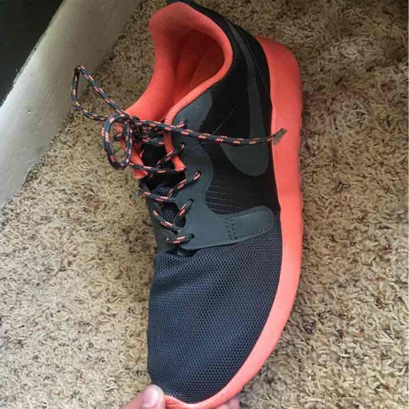 ☘Women's Nike Roshe Run☘ - Picture 3 of 4