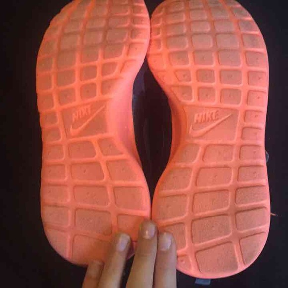 ☘Women's Nike Roshe Run☘ - Picture 4 of 4