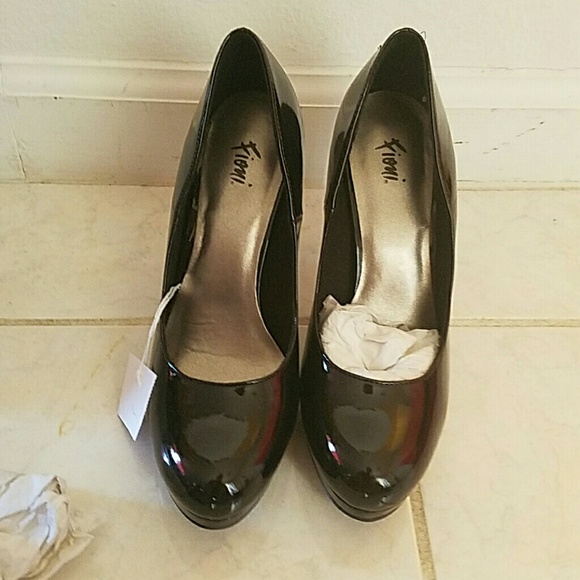 NWT black patent platform pumps size 6