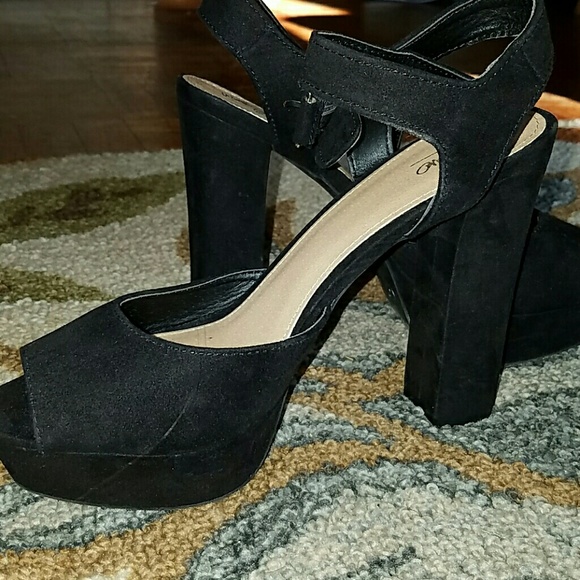 Black Suede Platform heels - Picture 2 of 3