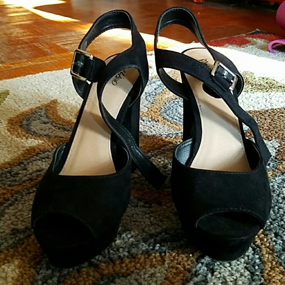 Black Suede Platform heels - Picture 3 of 3