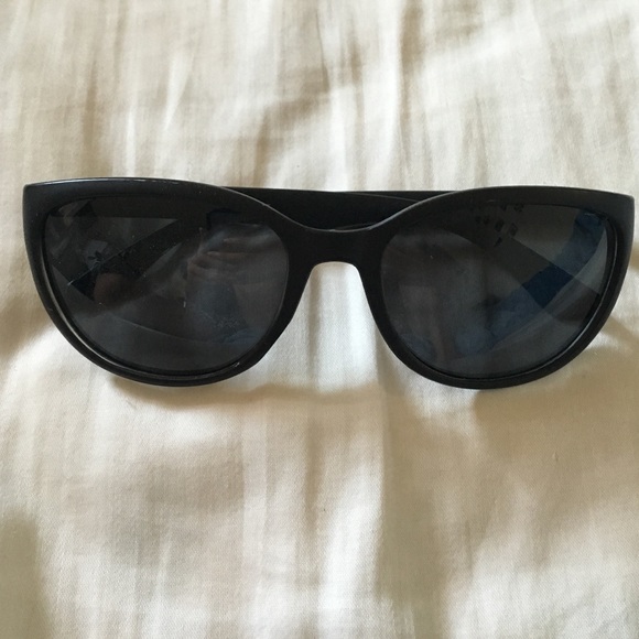 MATTE BLACK SUNGLASSES