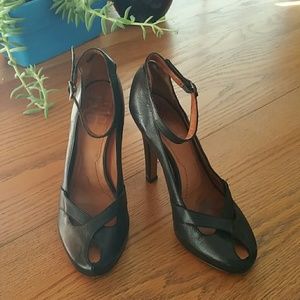 Givenchy vintage blk leather ankle strap peeptoes