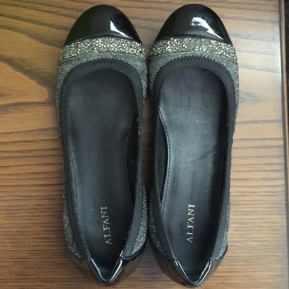 Alfani flats