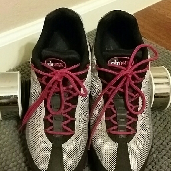 NIKE WOMEN'S RUNNING SHOE