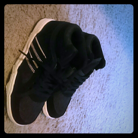 Boys shoes