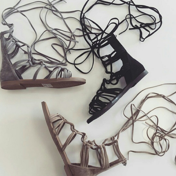 ❌SOLD❌Grey strappy sandals - Picture 2 of 4